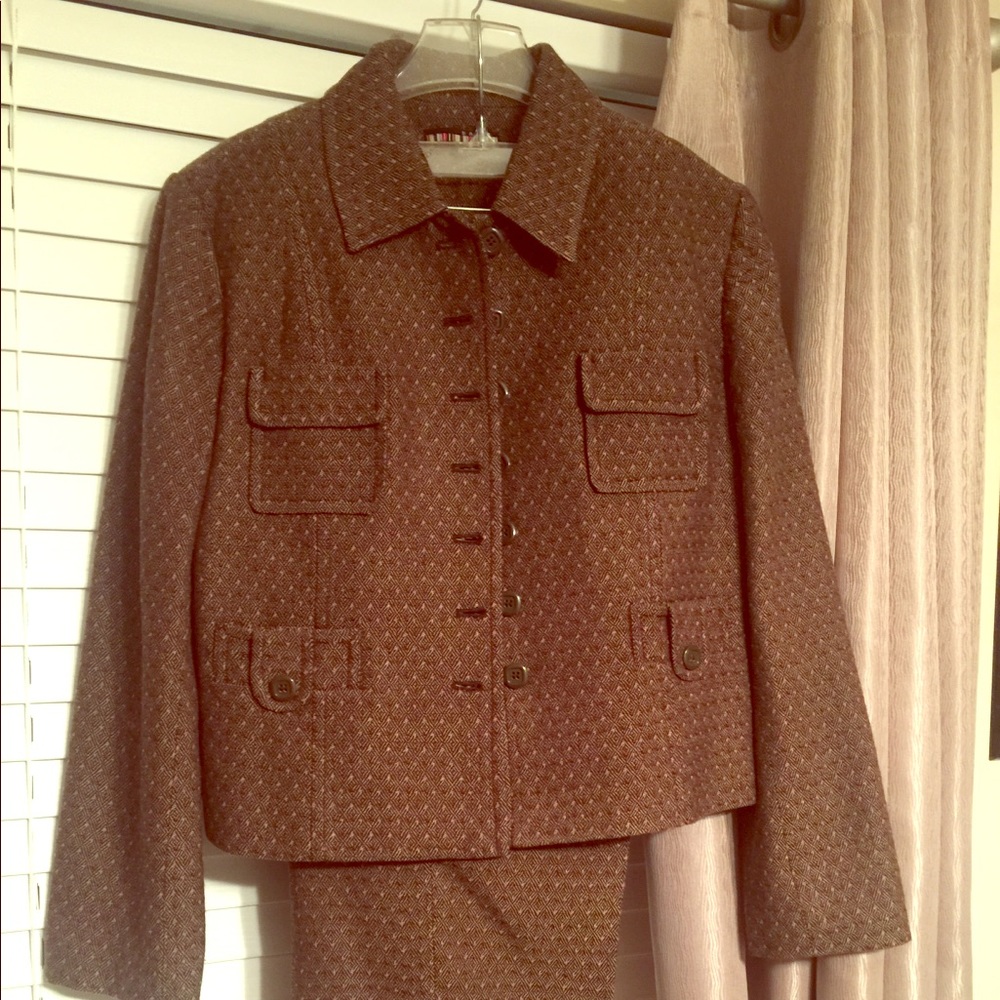 Ladies 2 PC suit.